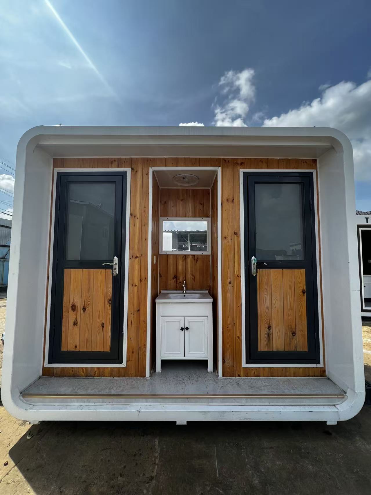 木目仕様の屋外可動式トイレ全景